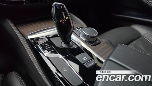 BMW 5 Series 2018 — Şəkil 9/20