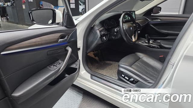 BMW 5 Series 2018 — Şəkil 10/20