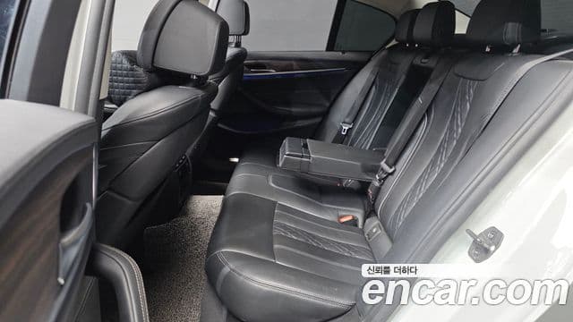 BMW 5 Series 2018 — Şəkil 12/20