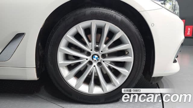 BMW 5 Series 2019 — ფოტო 5/20