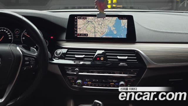 BMW 5 Series 2019 — ფოტო 15/20