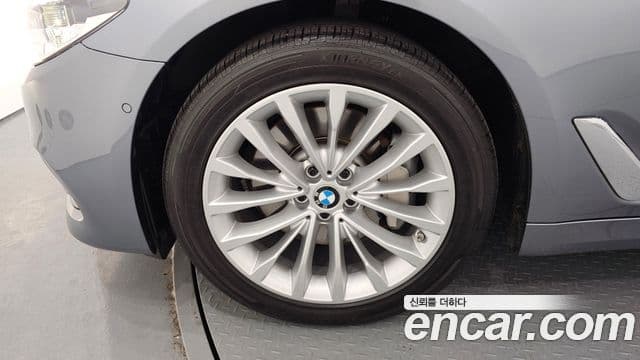 BMW 5 Series 2018 — ფოტო 5/20