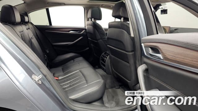 BMW 5 Series 2018 — ფოტო 12/20