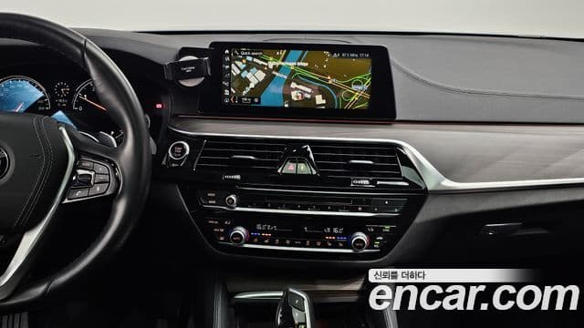BMW 5 Series 2018 — ფოტო 15/20