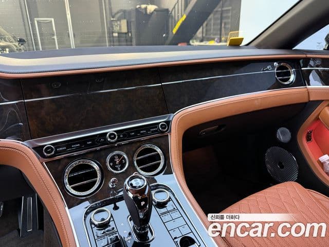 Bentley Continental GT 2021 — ფოტო 14/20