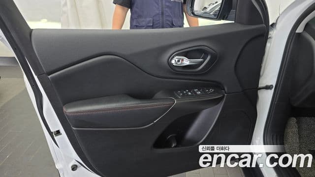 Jeep Cherokee 2020 — Photo 19/32
