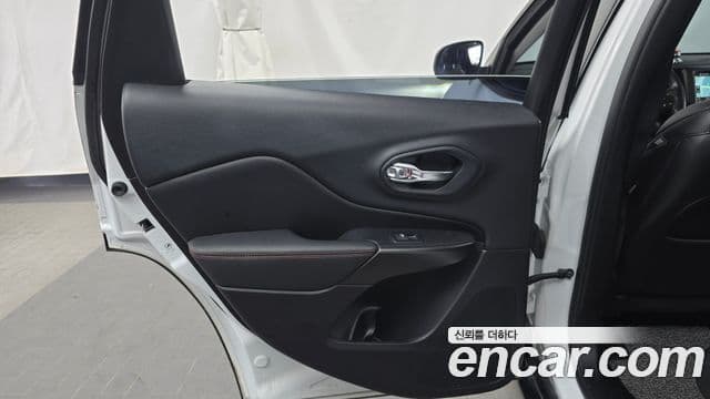 Jeep Cherokee 2020 — Photo 23/32