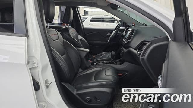 Jeep Cherokee 2020 — Photo 24/32