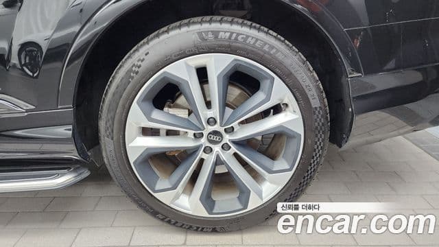 Audi Q7 2022 — ფოტო 7/39