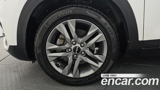 Kia Seltos 2022 — ფოტო 4/20