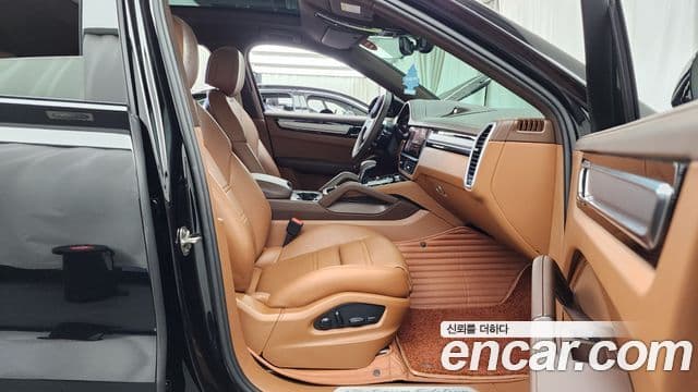 Porsche Cayenne 2023 — ფოტო 11/20
