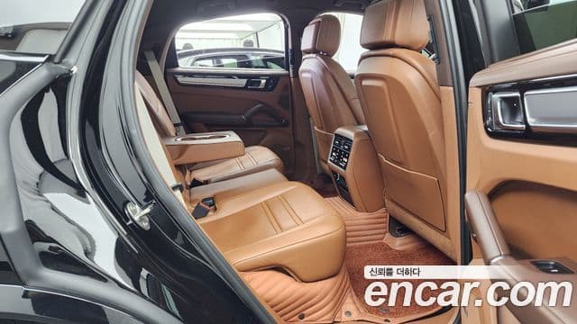 Porsche Cayenne 2023 — ფოტო 12/20