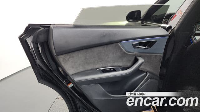 Audi Q8 2021 — Şəkil 25/35