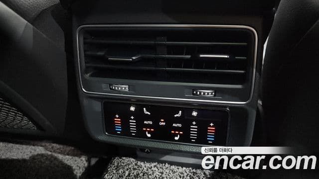 Audi Q8 2021 — Şəkil 33/35
