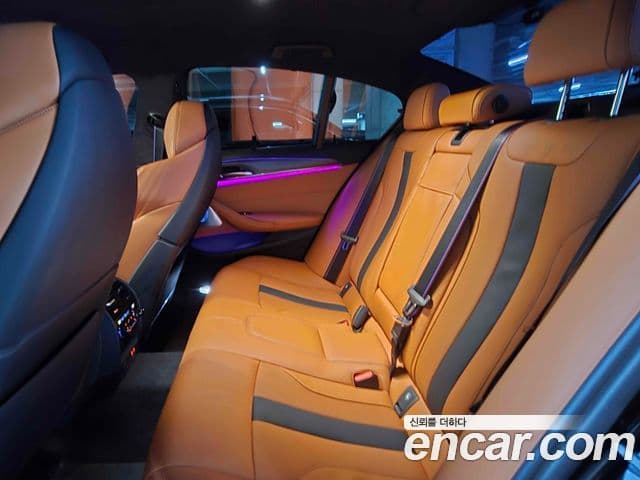BMW M5 2023 — ფოტო 8/15
