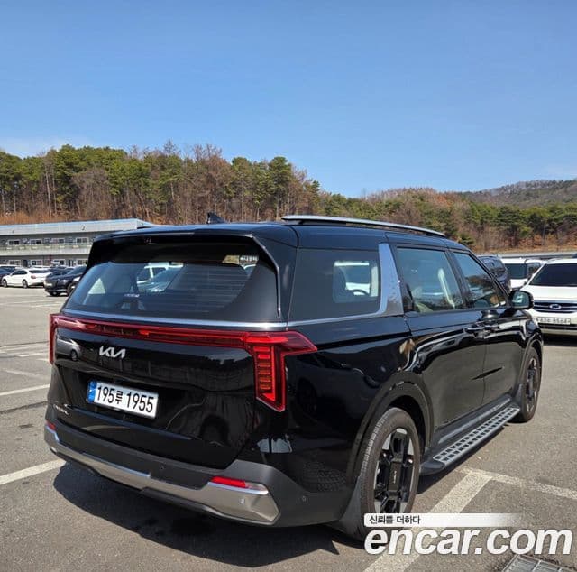 Kia Carnival 2023 — Фото 1/17