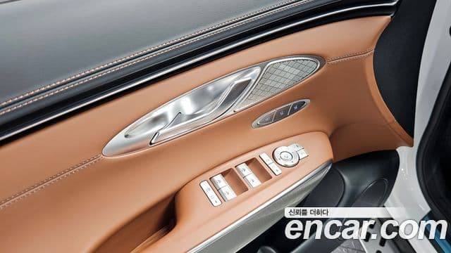 Genesis GV70 2023 — ფოტო 13/20