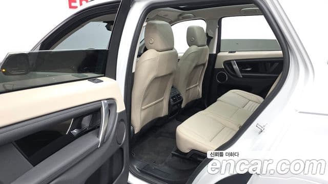 Land Rover Discovery Sport 2025 — Photo 16/32