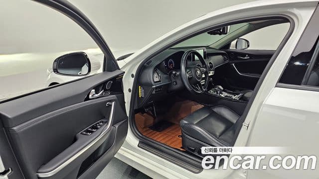 Kia Stinger 2018 — ფოტო 10/20