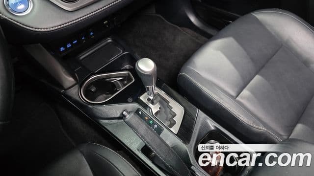 Toyota RAV4 2018 — ფოტო 9/20