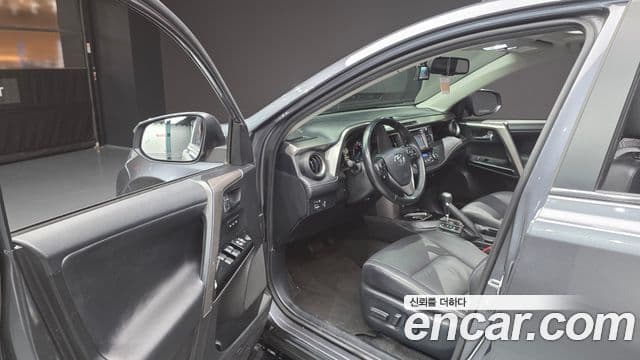 Toyota RAV4 2018 — ფოტო 10/20