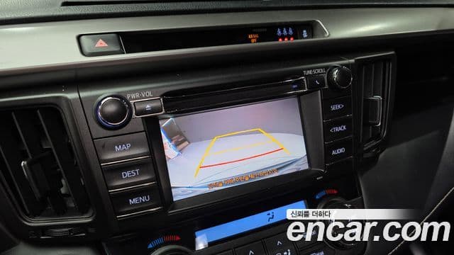 Toyota RAV4 2018 — ფოტო 15/20
