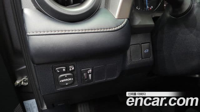 Toyota RAV4 2018 — ფოტო 16/20