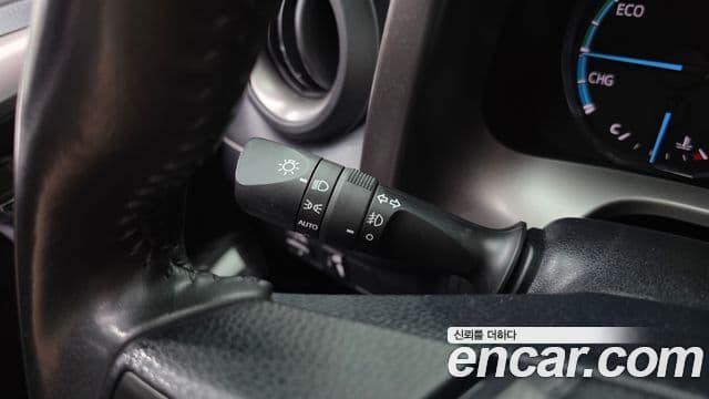 Toyota RAV4 2018 — ფოტო 19/20
