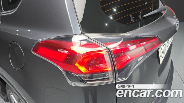 Toyota RAV4 2018 — Photo 17/31