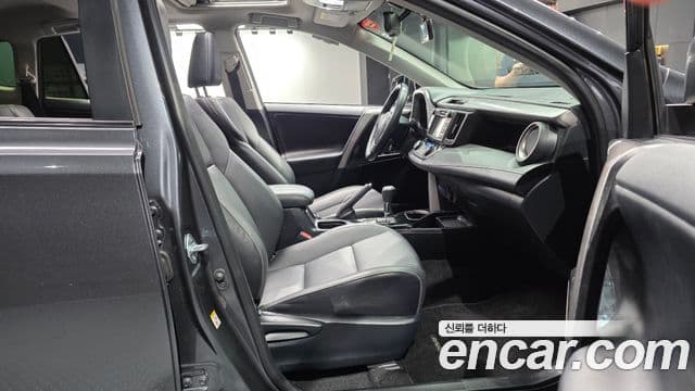 Toyota RAV4 2018 — Photo 8/31