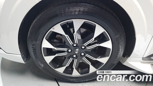 Kia Carnival 2021 — ფოტო 5/20