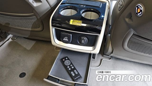 Kia Carnival 2021 — ფოტო 16/20