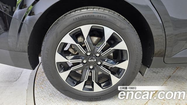 Kia Carnival 2023 — ფოტო 5/20