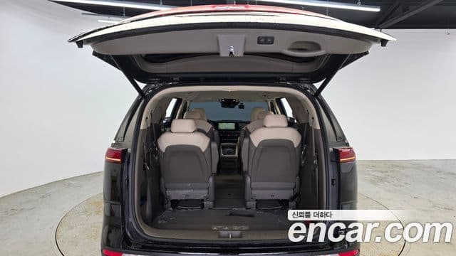Kia Carnival 2023 — ფოტო 17/20
