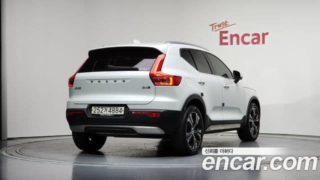 Volvo XC40 2021 — Photo 9/34