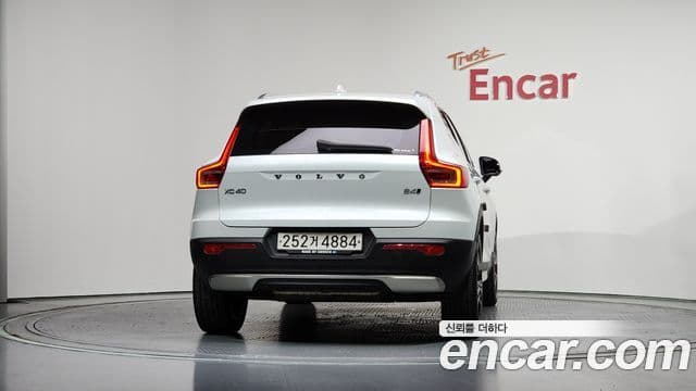 Volvo XC40 2021 — Photo 10/34