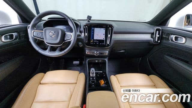 Volvo XC40 2021 — Photo 28/34