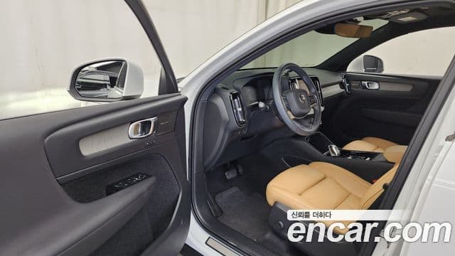 Volvo XC40 2021 — Photo 11/34