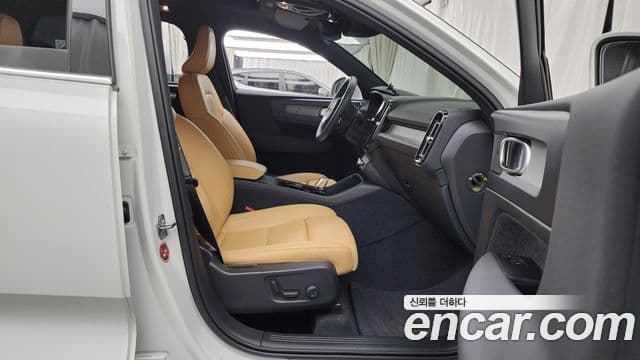 Volvo XC40 2021 — Photo 4/34