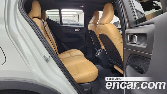 Volvo XC40 2021 — Photo 6/34