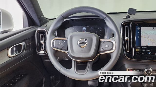 Volvo XC40 2021 — Photo 20/34