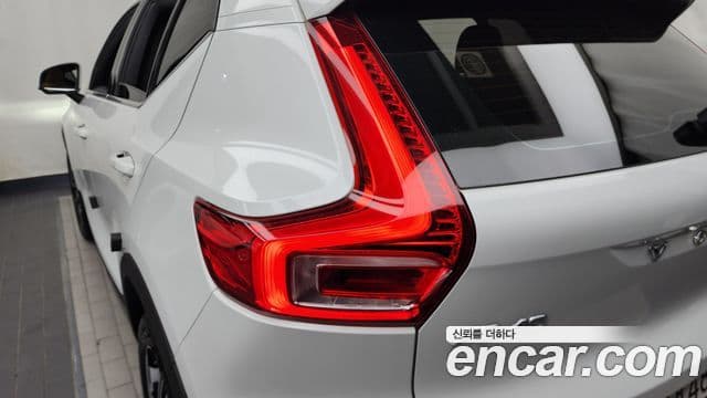 Volvo XC40 2021 — Photo 13/34