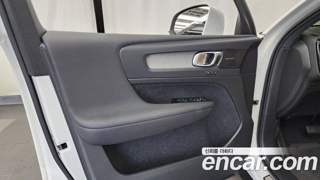 Volvo XC40 2021 — Photo 8/34