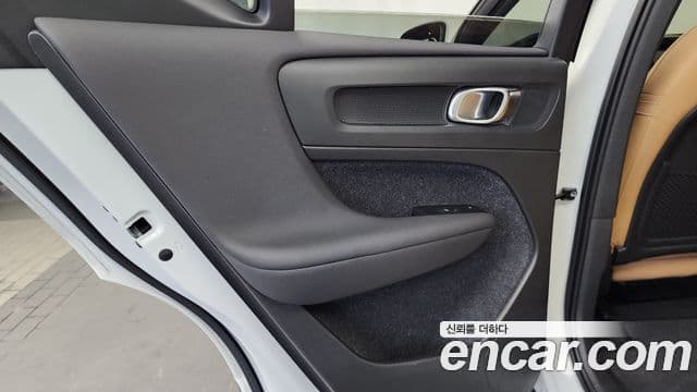 Volvo XC40 2021 — Photo 18/34