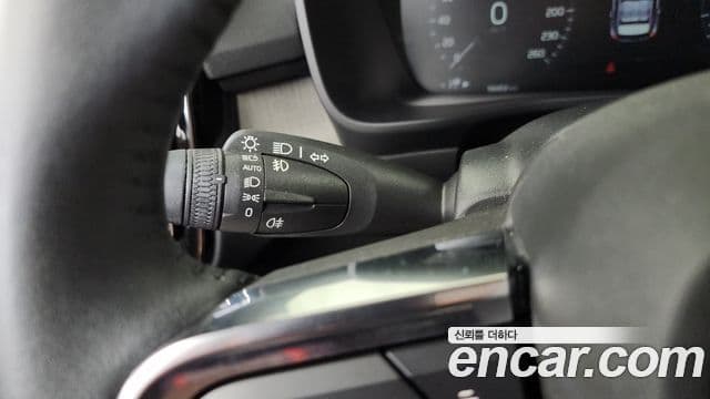 Volvo XC40 2021 — Photo 21/34