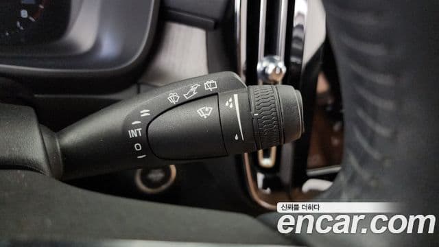 Volvo XC40 2021 — Photo 2/34