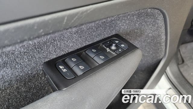 Volvo XC40 2021 — Photo 33/34