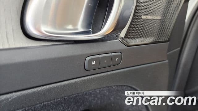 Volvo XC40 2021 — Photo 15/34