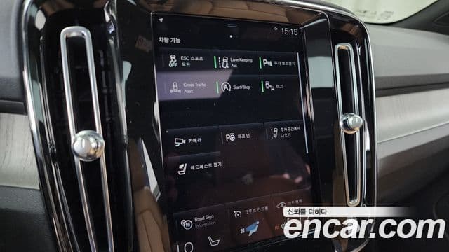 Volvo XC40 2021 — Photo 29/34