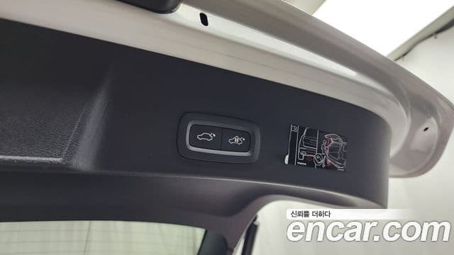 Volvo XC40 2021 — Photo 25/34
